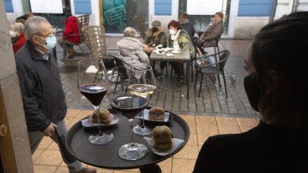 Una camarera se dispone a servir en una terraza.