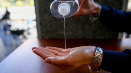 Gel hidroalcohólico como medida de prevención de la COVID-19.