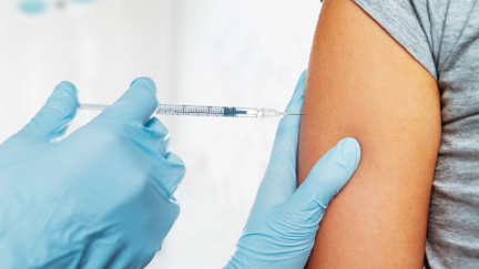 Una sanitaria inocula una vacuna contra la COVID-19.