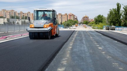 La prolongación de la Avenida ya empieza a lucir sus primeras capas de asfalto. Foto: Miguel G. García (Ayto. Zaragoza)