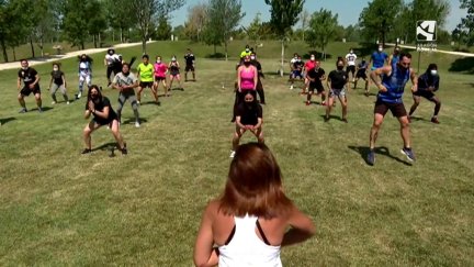Un grupo de aficionados haciendo deporte en el Parque del Agua de Zaragoza.