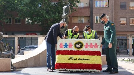 El alcalde de Zaragoza, Jorge Azcón, junto a representantes de la Asociación ' Caballeros del Asfalto' y de Guardia Civil.