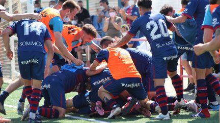 Los jugadores de la SD Huesca celebran el segundo de Carlos Kevin que certificaba el ascenso.