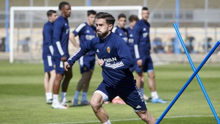 Javi Ros es una de las novedades en la lista para el duelo de esta noche.