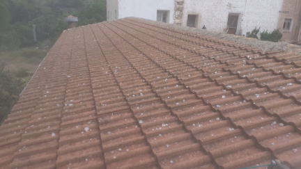 Granizo sobre un tejado en Trasobares.