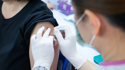 Una sanitaria inocula una vacuna contra la COVID-19.