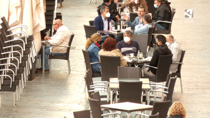 Clientes sentados en las terrazas de bares.
