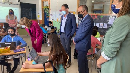La delegada del Gobierno en Aragón, Pilar Alegría, junto al consejero de Educación del Gobierno de Aragón, Felipe Faci, visitan las instalaciones del CEIP Lucien Briet en Zaragoza.