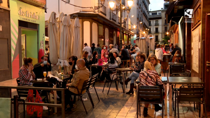 Varias personas sentadas en una terraza