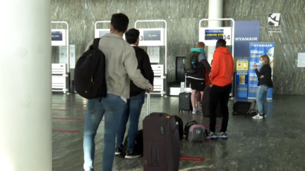 Viajeros este sábado en un puesto de facturación en el Aeropuerto de Zaragoza.