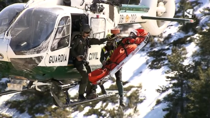 Un equipo de la Guardia Civil realiza un rescate de montaña.