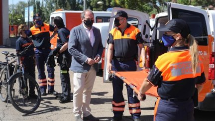El concejal delegado de Bomberos, Alfonso Mendoza, con voluntarios de Protección Civil (EP).
