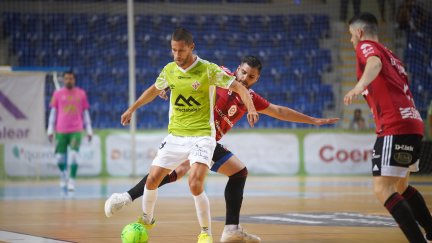 Juanqui durante una acción en el encuentro frente a Palma Futsal