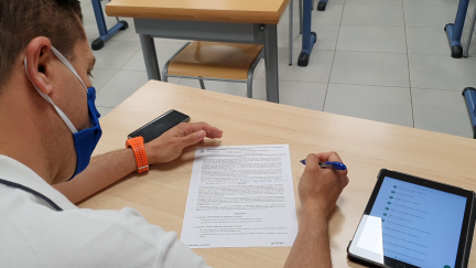 El profesor de Lengua Castellana y Literatura del colegio El Pilar Maristas de Zaragoza, Luis Carlos Portolés, revisando el examen de la EvAU.