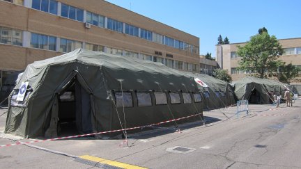 Carpas instaladas en el Hospital Clínico Lozano Blesa de Zaragoza.