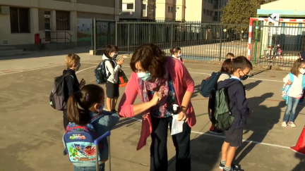 Una profesora y su alumna chocan con el codo como medida de prevención frente la COVID-19.