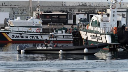 Patrulleras de la Guardia Civil en el muelle de Santa Cruz de Tenerife (EFE).