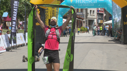 Fran Salgueiro celebra su triunfo en la prueba reina de la Gran Maratón Montañas de Benasque.