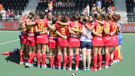 Las jugadoras de la selección española de hockey se abrazan tras el partido.