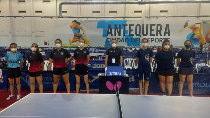 Imagen de los equipos de CTT Bascara (izq) y CN Helios (dcha) antes de la final.