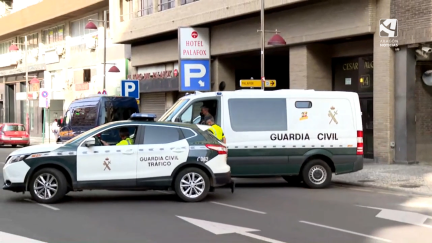 Furgón de la Guardia Civil en la que han desplazado al presunto autor del atropello mortal del concejal de Luceni.