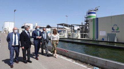 El alcalde de Zaragoza, Jorge Azcón, y el consejero delegado de Urbaser, José María López Piñol.