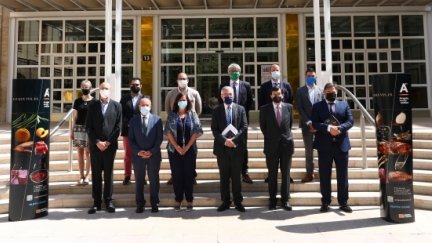 Foto de familia con los representantes de las cadenas, la AIAA y del Gobierno de Aragón (DGA)