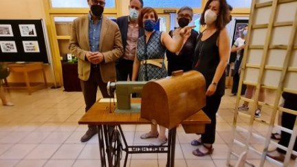 Felipe Faci visita la exposición 'Abriendo Brecha' en el IES Virgen del Pilar.
