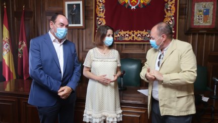 La alcaldesa, Emma Buj, conversa con el subdelegado del Gobierno y con el delegado territorial del Gobierno de Aragón tras la Junta Local de Seguridad.