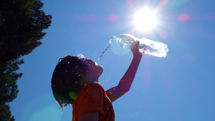 Una persona se refresca por el calor.
