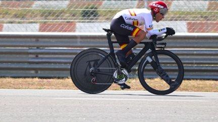 Eduardo Santas, sobre la bicicleta. Imagen: Real Federación Española de Ciclismo