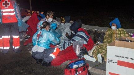 Personal de Cruz Roja auxilia a las personas rescatadas.