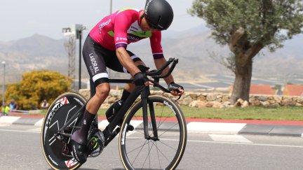 Eduardo Santas, sobre la bicicleta. Imagen: Real Federación Española de Ciclismo