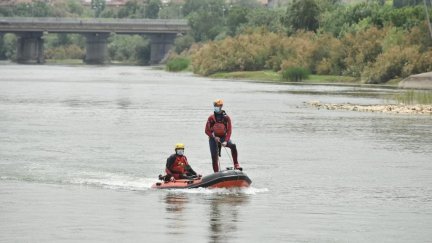 Imagen de archivo de un equipo de Bomberos de Zaragoza durante una búsqueda en el río Ebro.