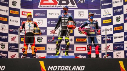 Pódium SBK primero Carmelo Morales, segundo Ivo Lopes y tercero Óscar Gutiérrez. Foto: MotorLand Aragón.