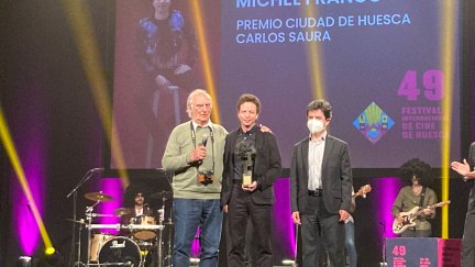 Momento de entrega del premio Ciudad de Huesca ‘Carlos Saura’ a Míchel Franco, de manos del propio Saura y del alcalde, Luis Felipe