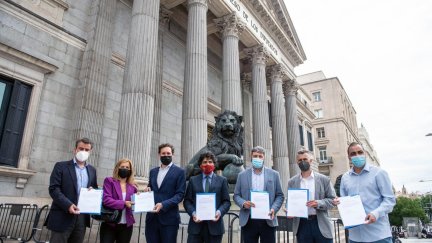 Los populares altoaragoneses se han desplazado a Madrid para registrar la iniciativa en el Congreso.
