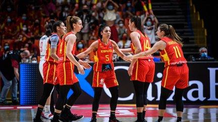 Ouviña, junto a sus compañeras. Imagen: FIBA.