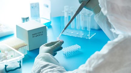 Un sanitario analiza una muestra de posible COVID-19.