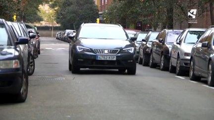 Imagen de un coche circulando por Zaragoza.