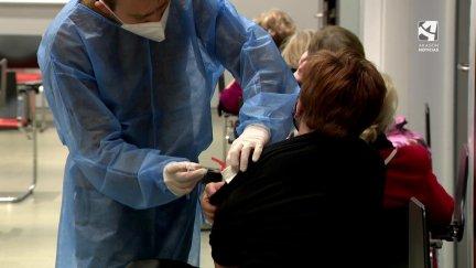 Un sanitario administra una vacuna contra la COVID-19.