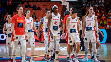 Las jugadoras de la selección española se retiran cabizbajas tras perder ante Rusia.
