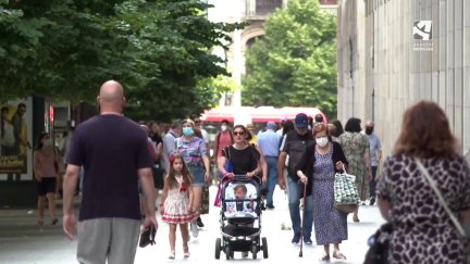 Viandantes con y sin mascarilla, en Zaragoza.