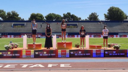 Gabriela Sanz (segunda por la derecha), en el podio del Nacional absoluto.