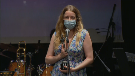 Pilar Palomero recoge uno de los premios Simón para su película Las Niñas.