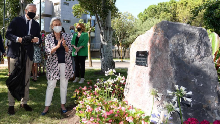 Una placa recuerda al empresario Publio Cordón en Zaragoza. (Daniel Pérez).