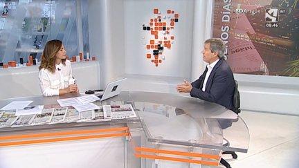 Momento de la entrevista entre Daniel Pérez Calvo y Carolina González.