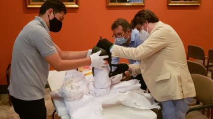 Los expertos desembalan el casco celtíbero en el Museo de Zaragoza.