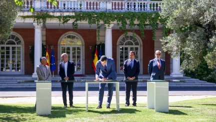El presidente del Gobierno, Pedro Sánchez, firma el acuerdo del Ejecutivo nacional con los agentes sociales.