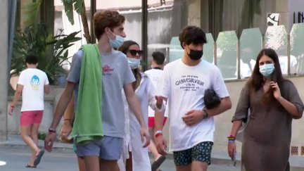 Jóvenes con mascarilla.